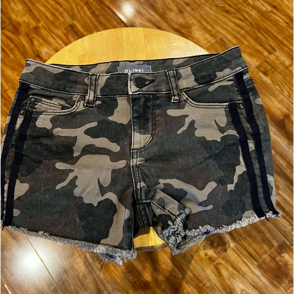 Bundle of girls sz 10 shorts. 2 Hudson jean shorts & 1 DL1961 shorts. - Picture 6 of 6